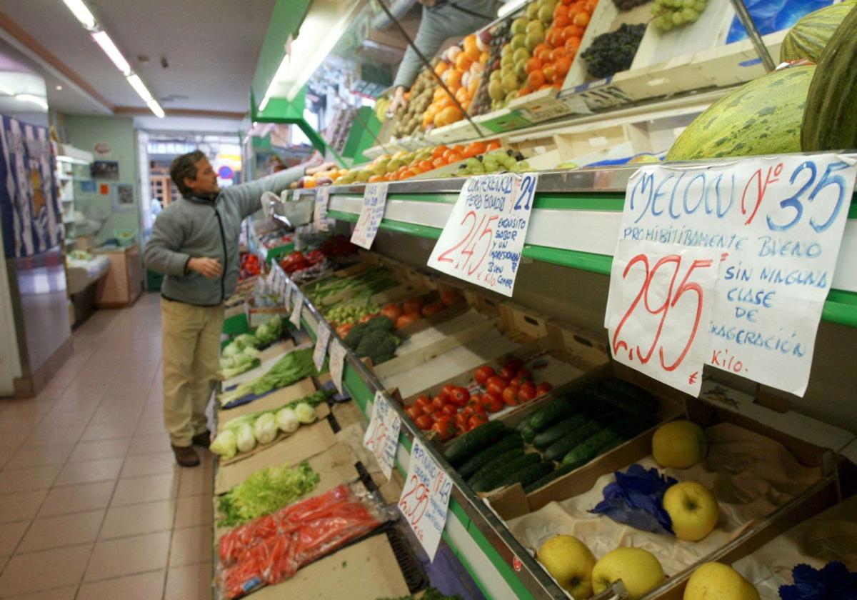 Estanterías de frutas y verduras en un supermercado.