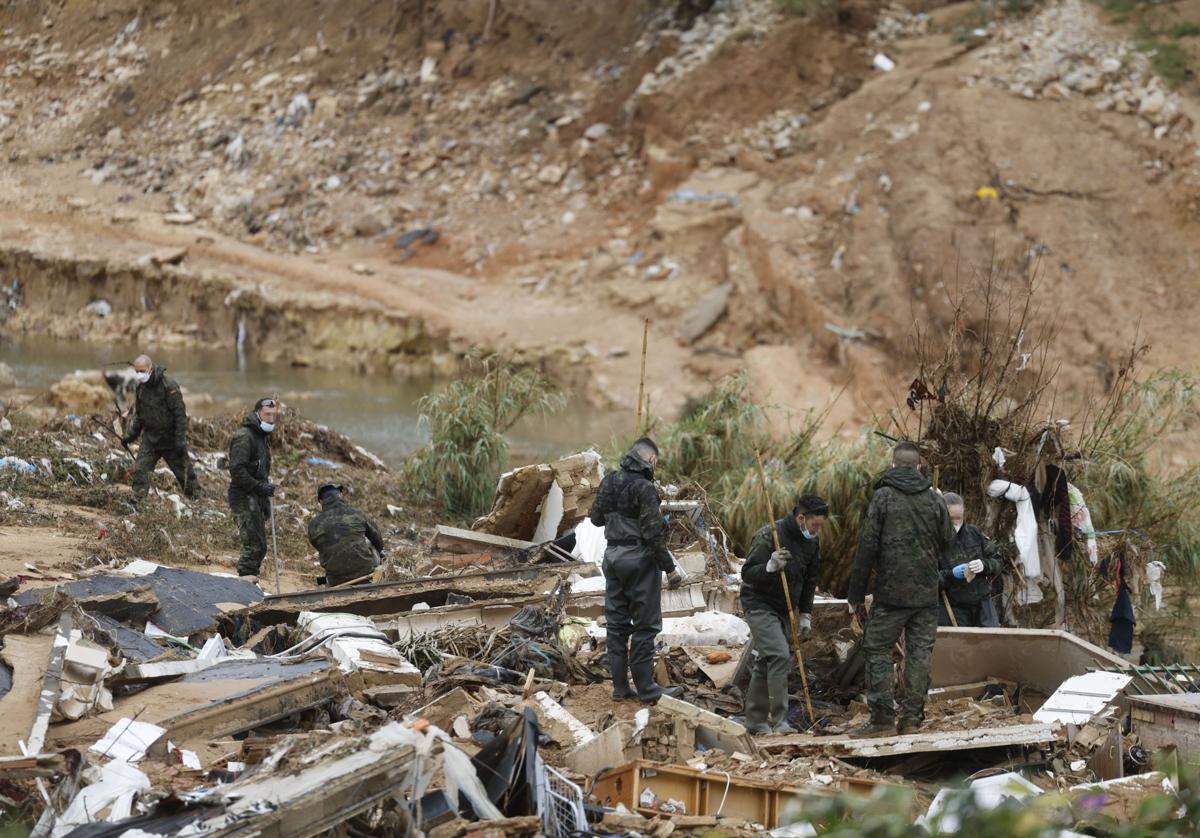 Militares realizan labores de búsqueda en el barranco del Poyo a su paso por Torrent.