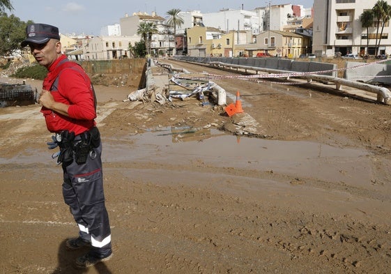 La riada se llevó por delante pasarelas peatonales y el puente del ferrocarril en Paiporta.