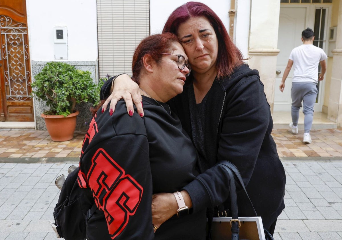 Rosana, junto a su amiga Mari Carmen, en Cheste.