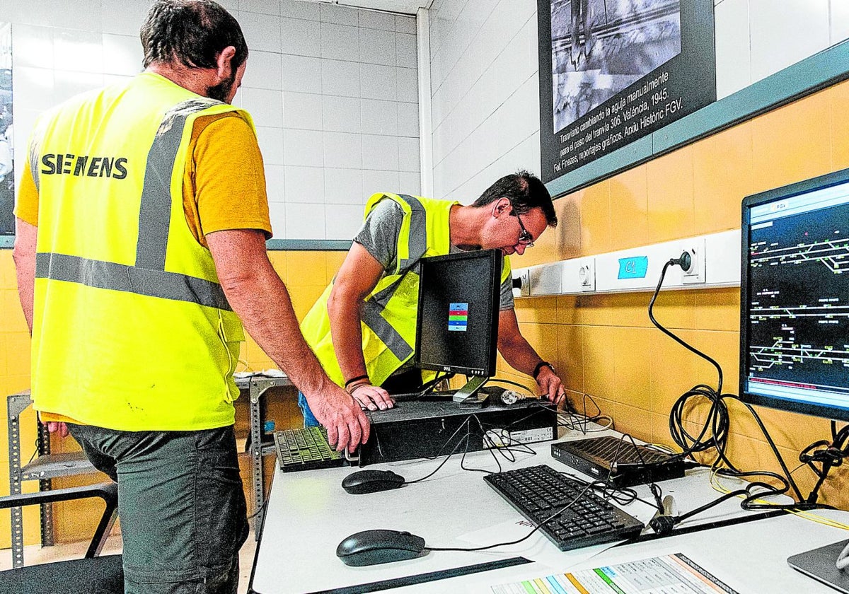 Instalación de equipos para conformar el nuevo puesto de mando en Machado.