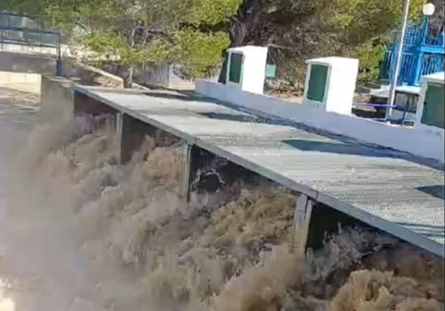 Turbinas para el desagüe de la Albufera en una de las golas.