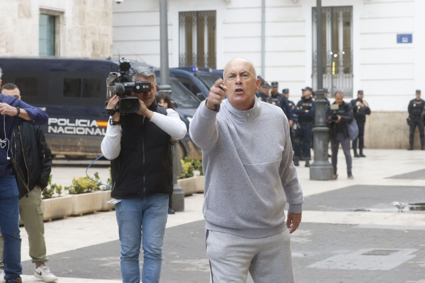 FOTOS | Protesta en Les Corts antes de la comparecencia de Carlos Mazón