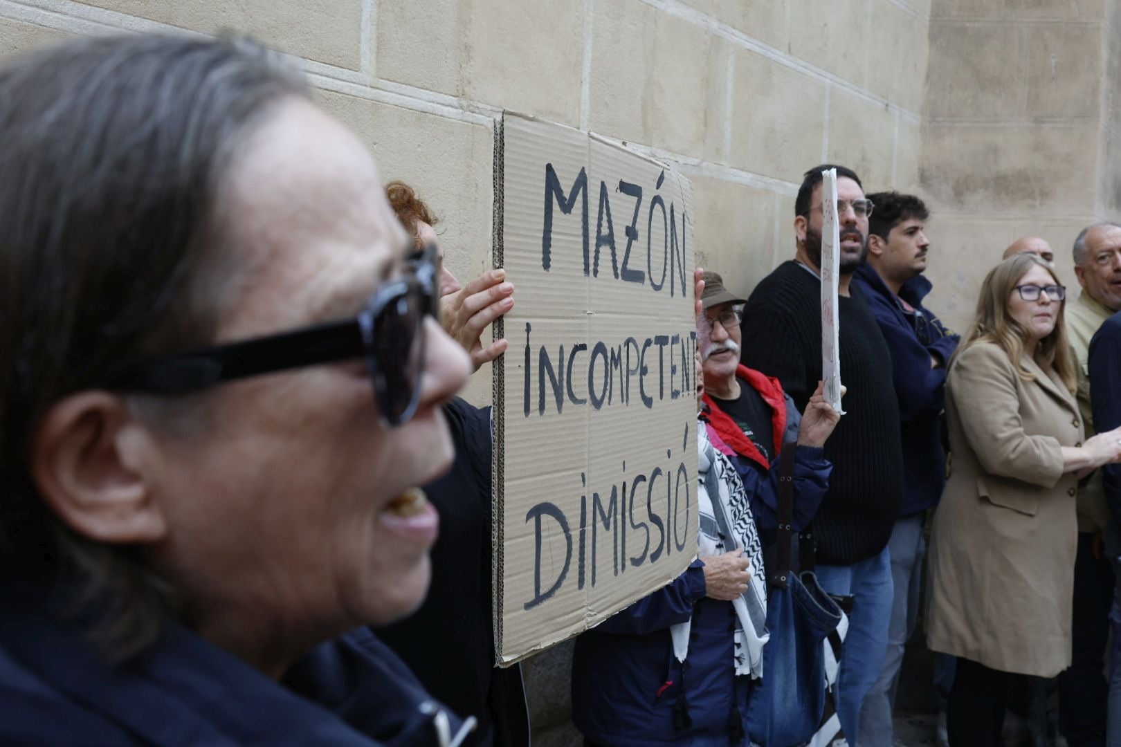 FOTOS | Protesta en Les Corts antes de la comparecencia de Carlos Mazón