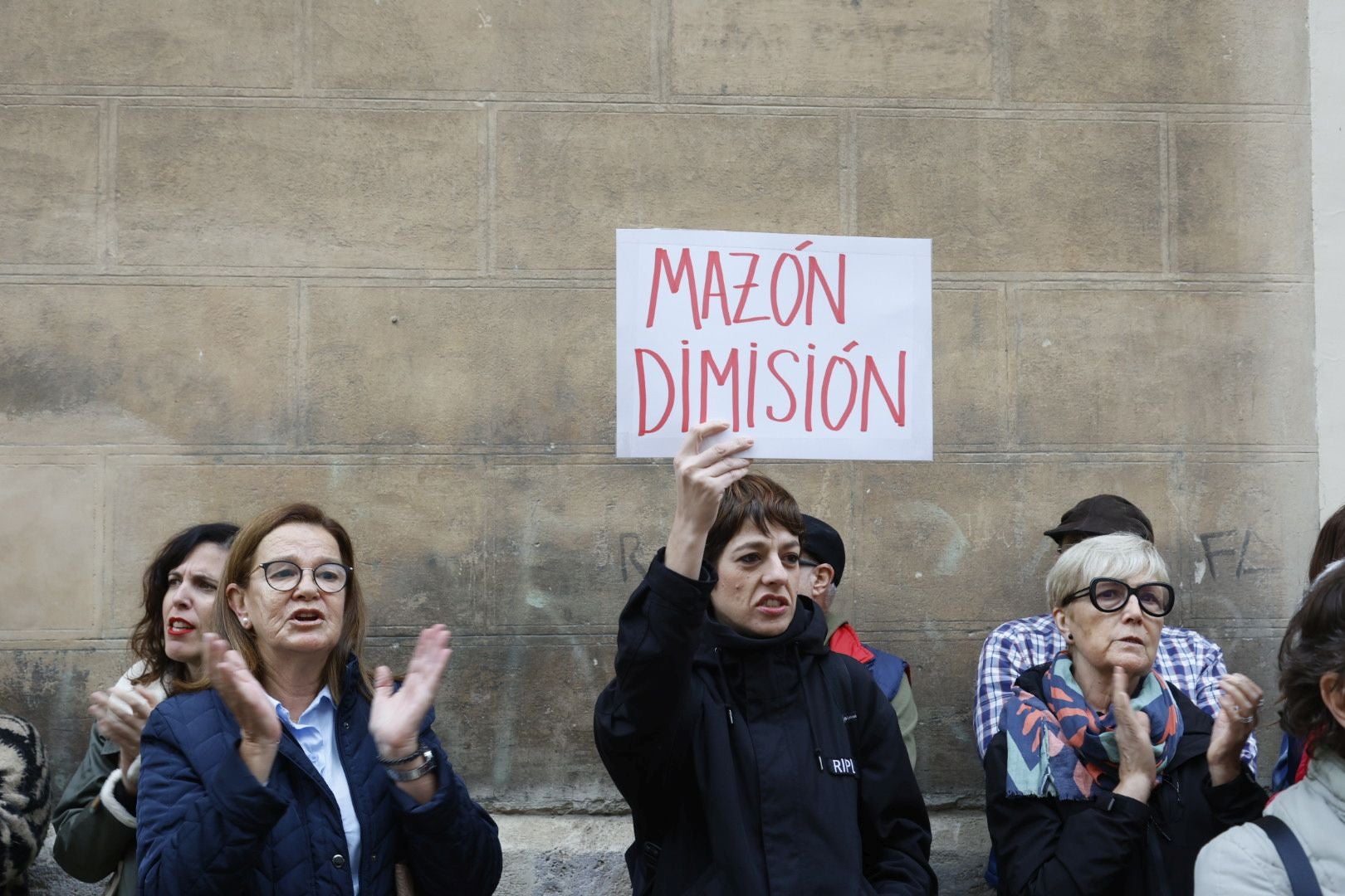 FOTOS | Protesta en Les Corts antes de la comparecencia de Carlos Mazón