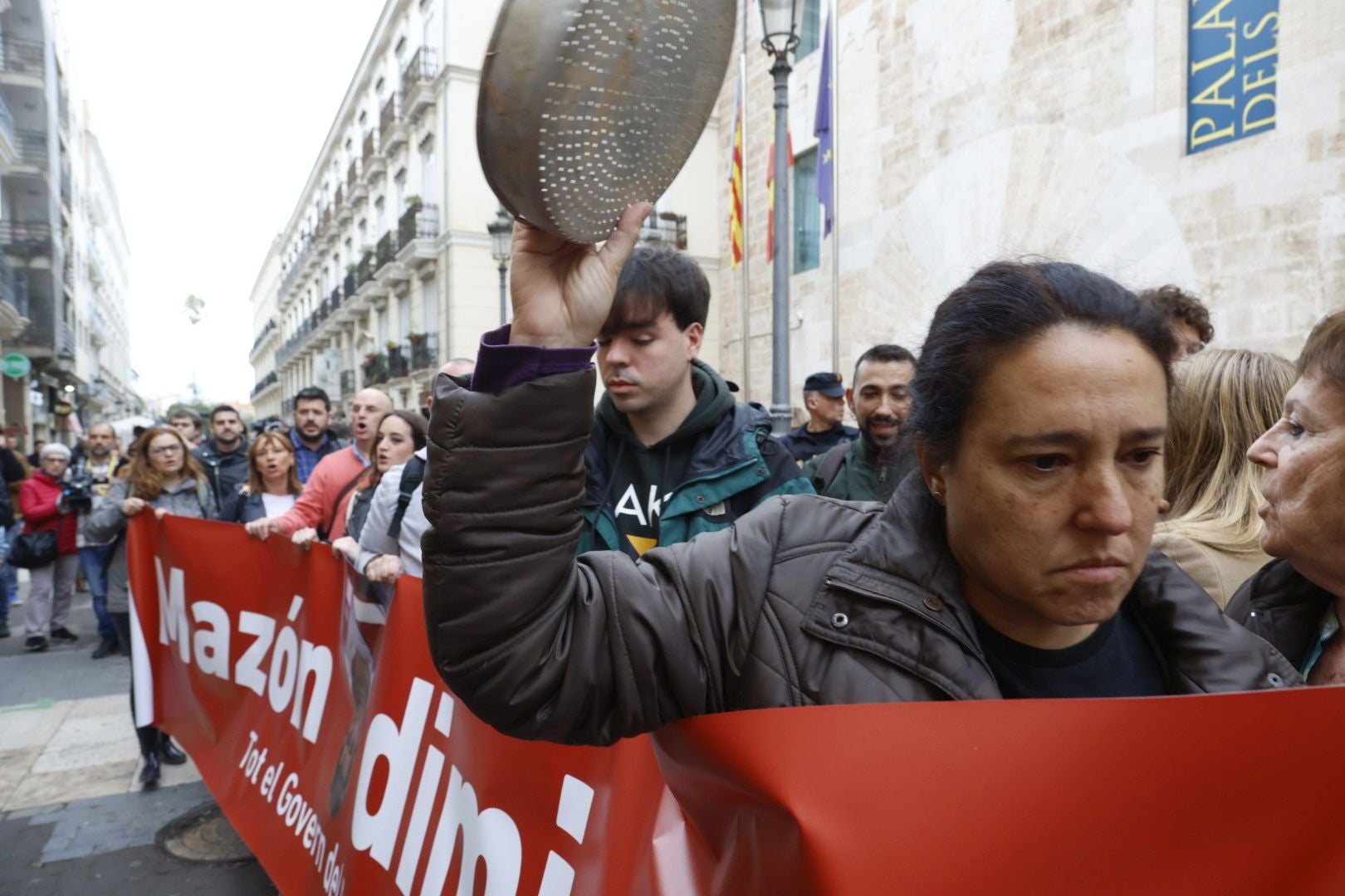 FOTOS | Protesta en Les Corts antes de la comparecencia de Carlos Mazón