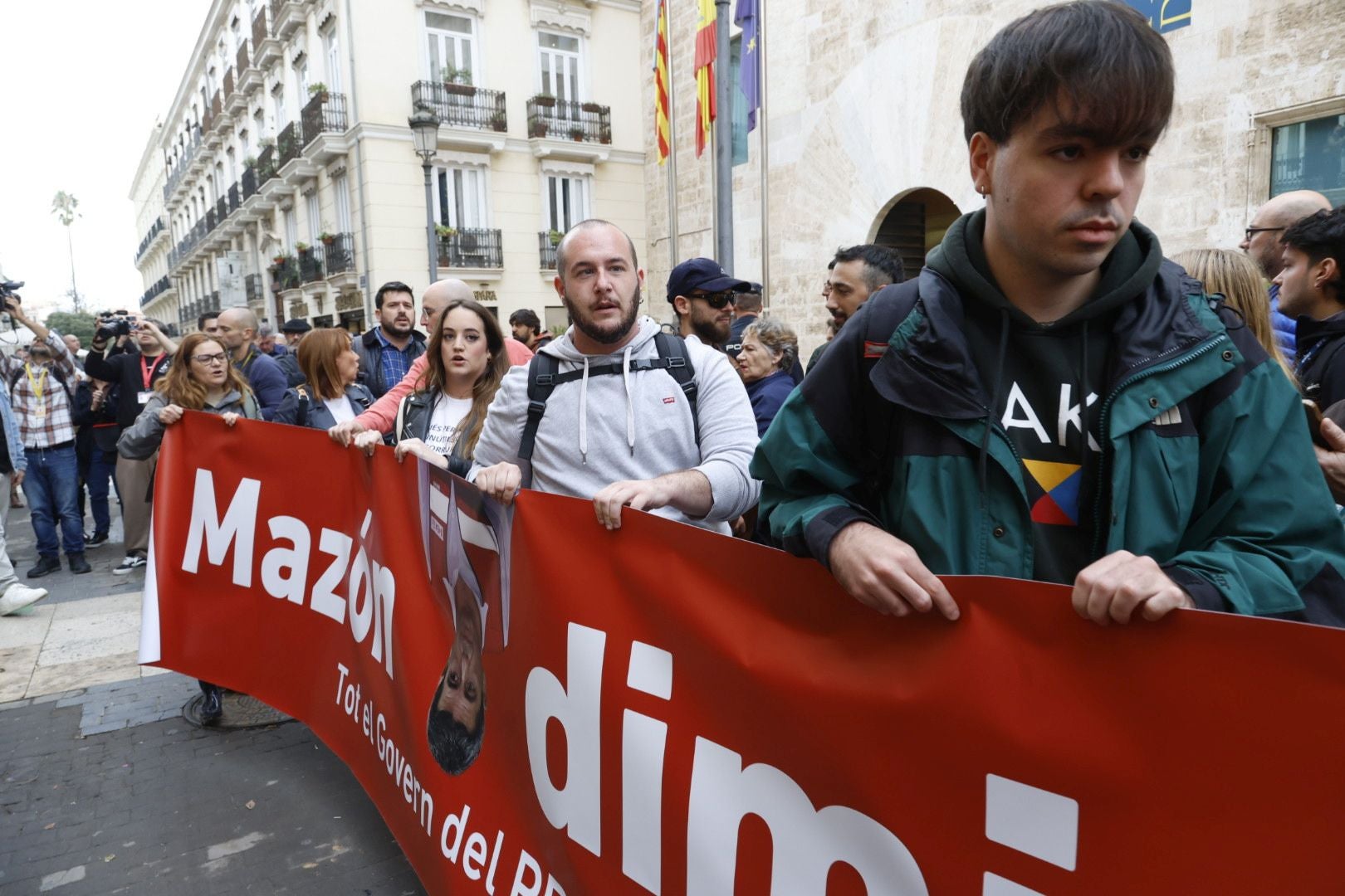 FOTOS | Protesta en Les Corts antes de la comparecencia de Carlos Mazón