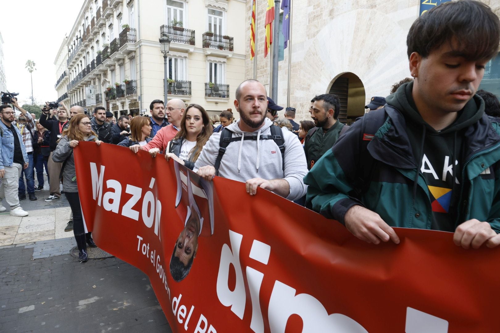 FOTOS | Protesta en Les Corts antes de la comparecencia de Carlos Mazón