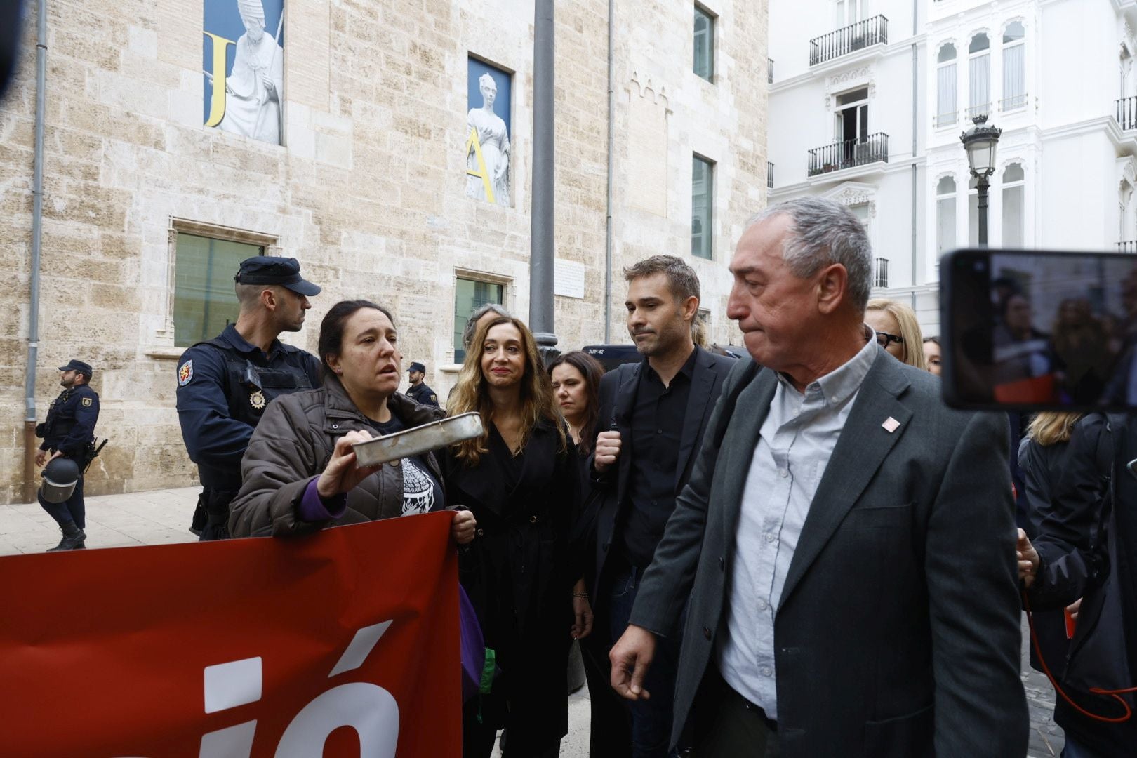 FOTOS | Protesta en Les Corts antes de la comparecencia de Carlos Mazón