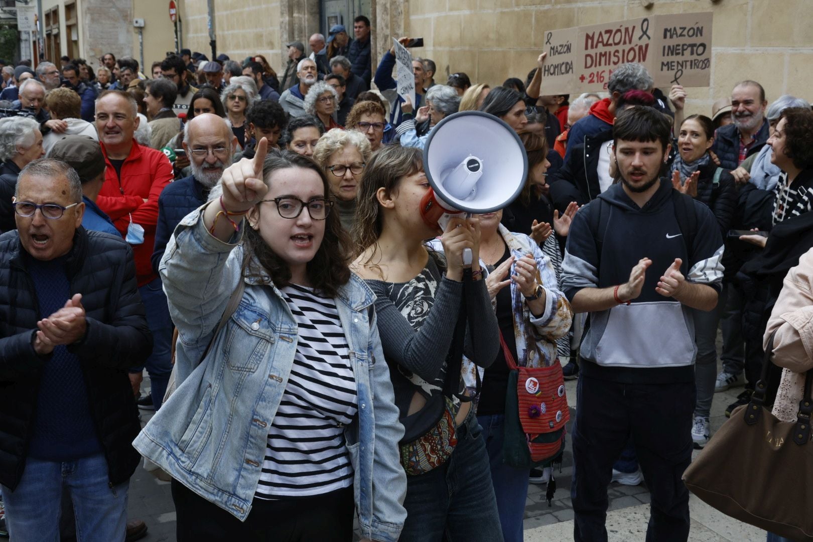 FOTOS | Protesta en Les Corts antes de la comparecencia de Carlos Mazón