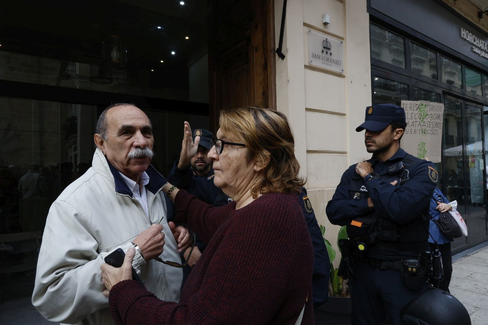 FOTOS | Protesta en Les Corts antes de la comparecencia de Carlos Mazón