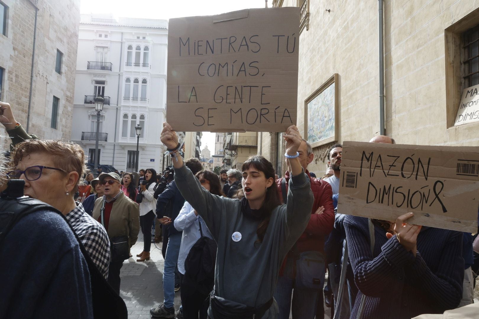 FOTOS | Protesta en Les Corts antes de la comparecencia de Carlos Mazón