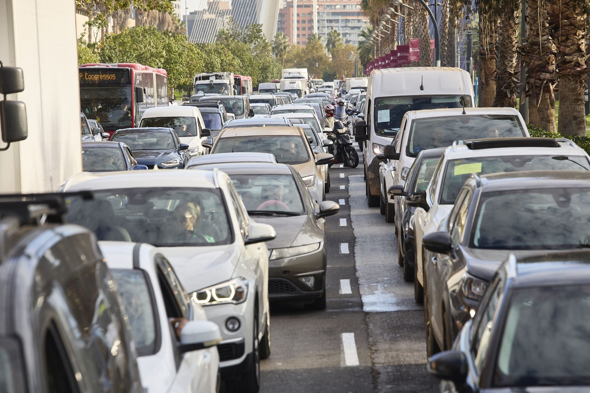 Estas son las carreteras que tienen prohibida la circulación de vehículos particulares este sábado