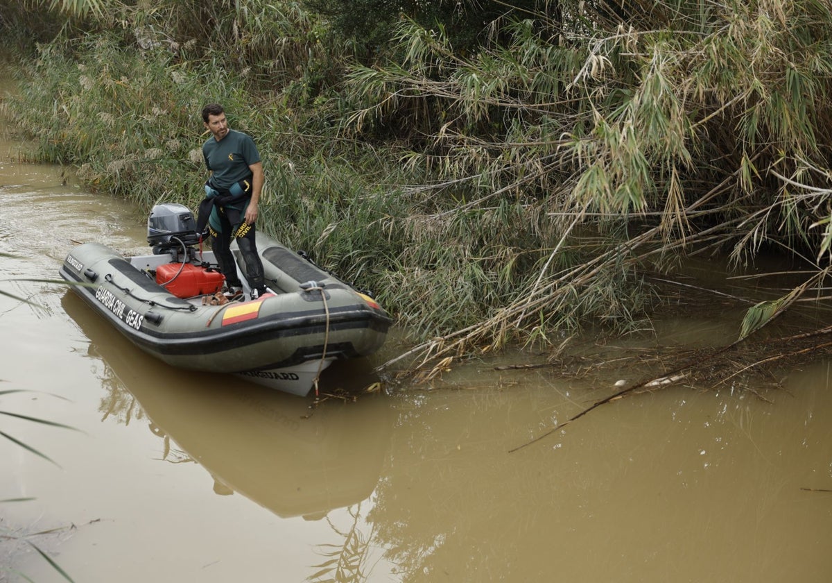 Un guardia civil en las tareas de búsqueda de víctimas en la Albufera.