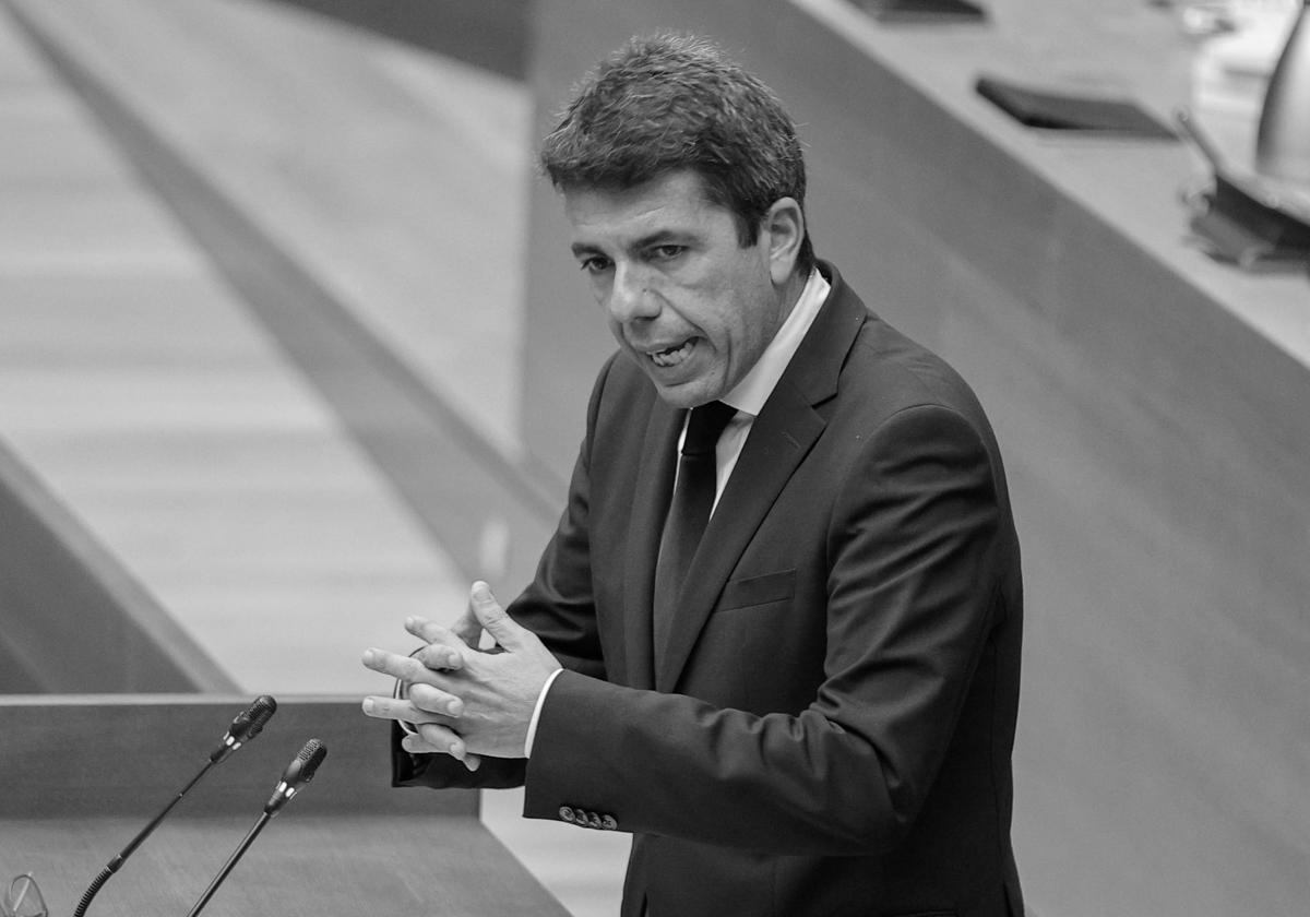 El president de la Generalitat, Carlos Mazón, durante el pleno de este viernes.