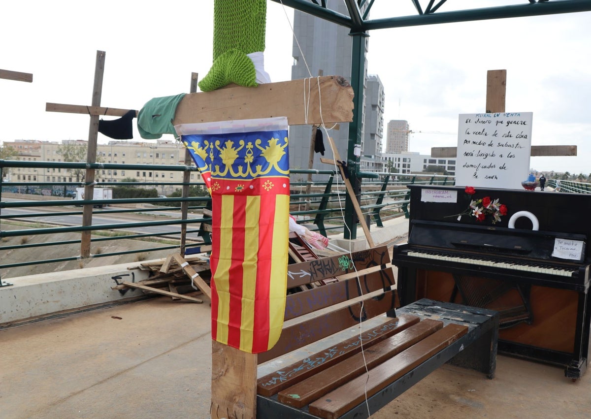 Imagen secundaria 1 - Piano y cruz con la Senyera y Roberto Márquez con Bruno López, vecino de La Torre.