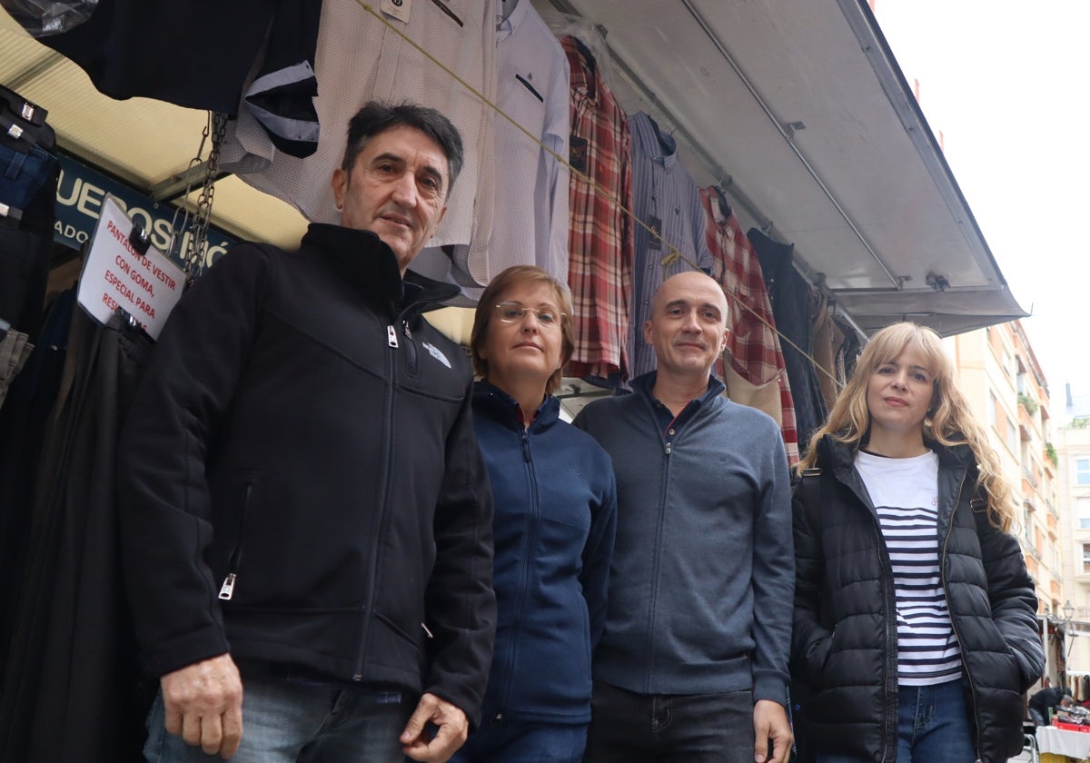 Antonio Nova, presidente de Aivav, junto a Mónica Ortubia, Félix Martínez y María Jesús Torres, en el mercado de Benimaclet.