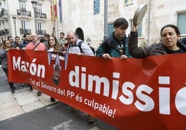 Protestas en Les Corts antes de la comparecencia de Carlos Mazón