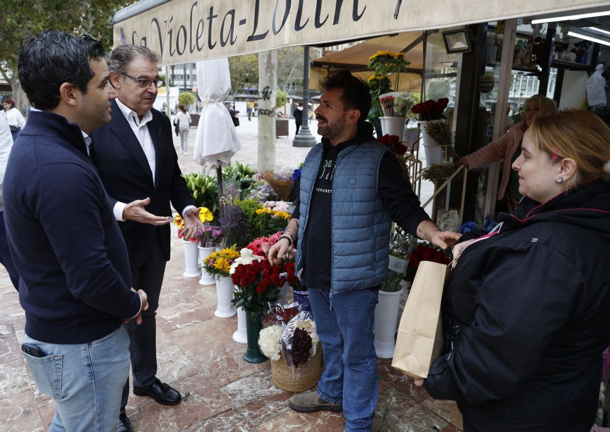 Imagen secundaria 1 - Ambos senadores reproducen ese abrazo. Después conversan e, incluso, les regalan un obsequio en una de las floristerías de la Plaza del Ayuntamiento de Valencia.