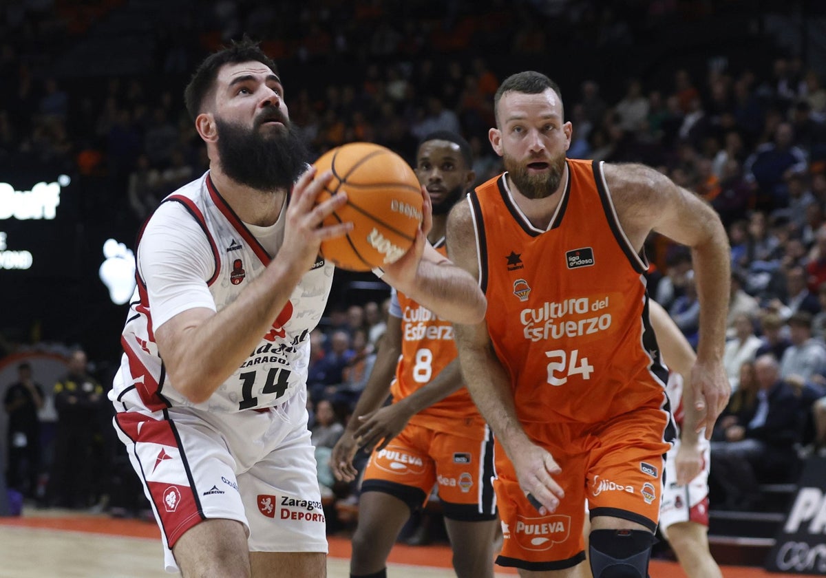 Dubljevic supera a Costello para atacar el aro del Valencia Basket.