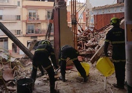 Bomberos trabajando en el edificio de la Mutua de Chiva.