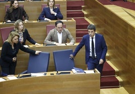 Susana Camarero y Carlos Mazón, junto a sus escaños en Les Corts.