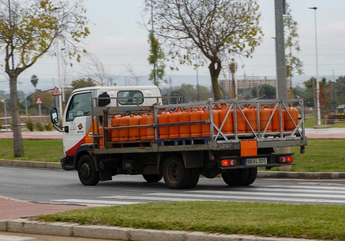 Un camión de reparto de bombonas circulando esta semana por Badajoz.