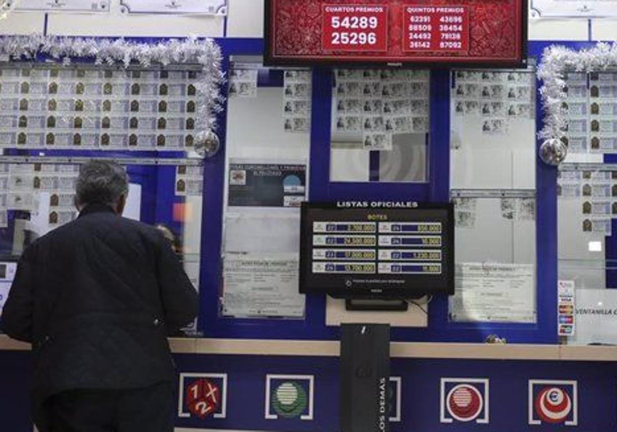 Un hombre compra un décimo en una administración de lotería, en una imagen de archivo.