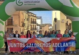 Participantes en la prueba, con la pancarta solidaria.