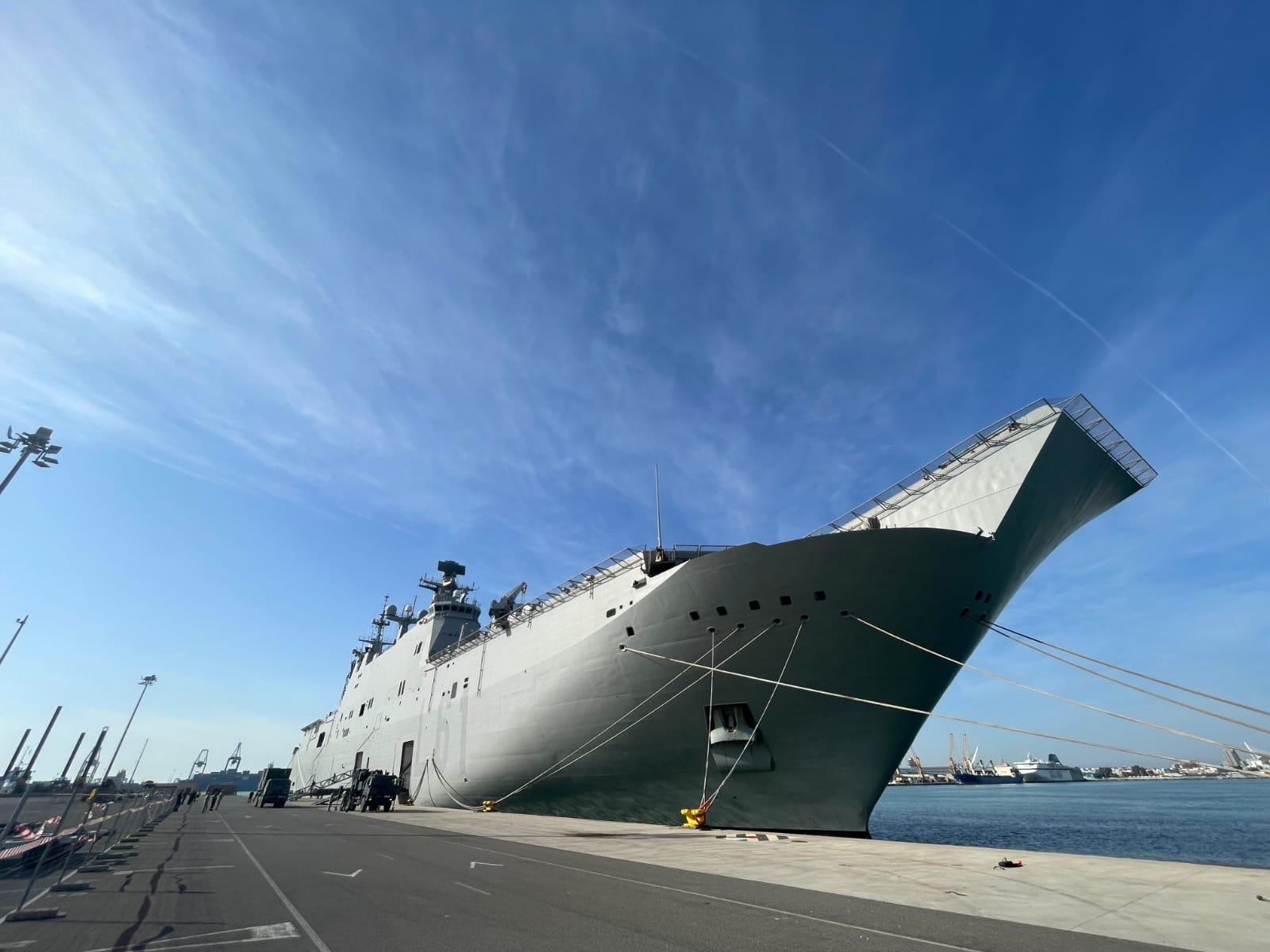 El buque insignia de la Armada, el Juan Carlos I, atraca en Valencia