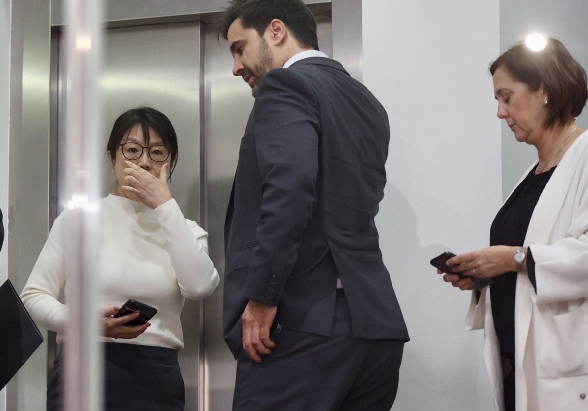 Layhoon, Solís e Inma Ibáñez, tras una junta de accionistas.