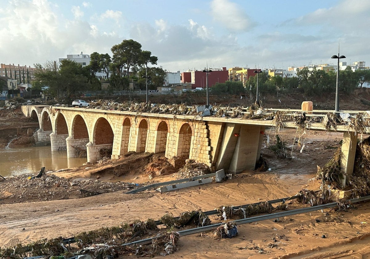 Uno de los puentes afectados por la barrancada en Torrent.