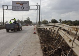 Una de la vías afectadas por la DANA en Valencia.