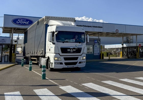 Un camión abandona las instalaciones de Ford Almussafes.