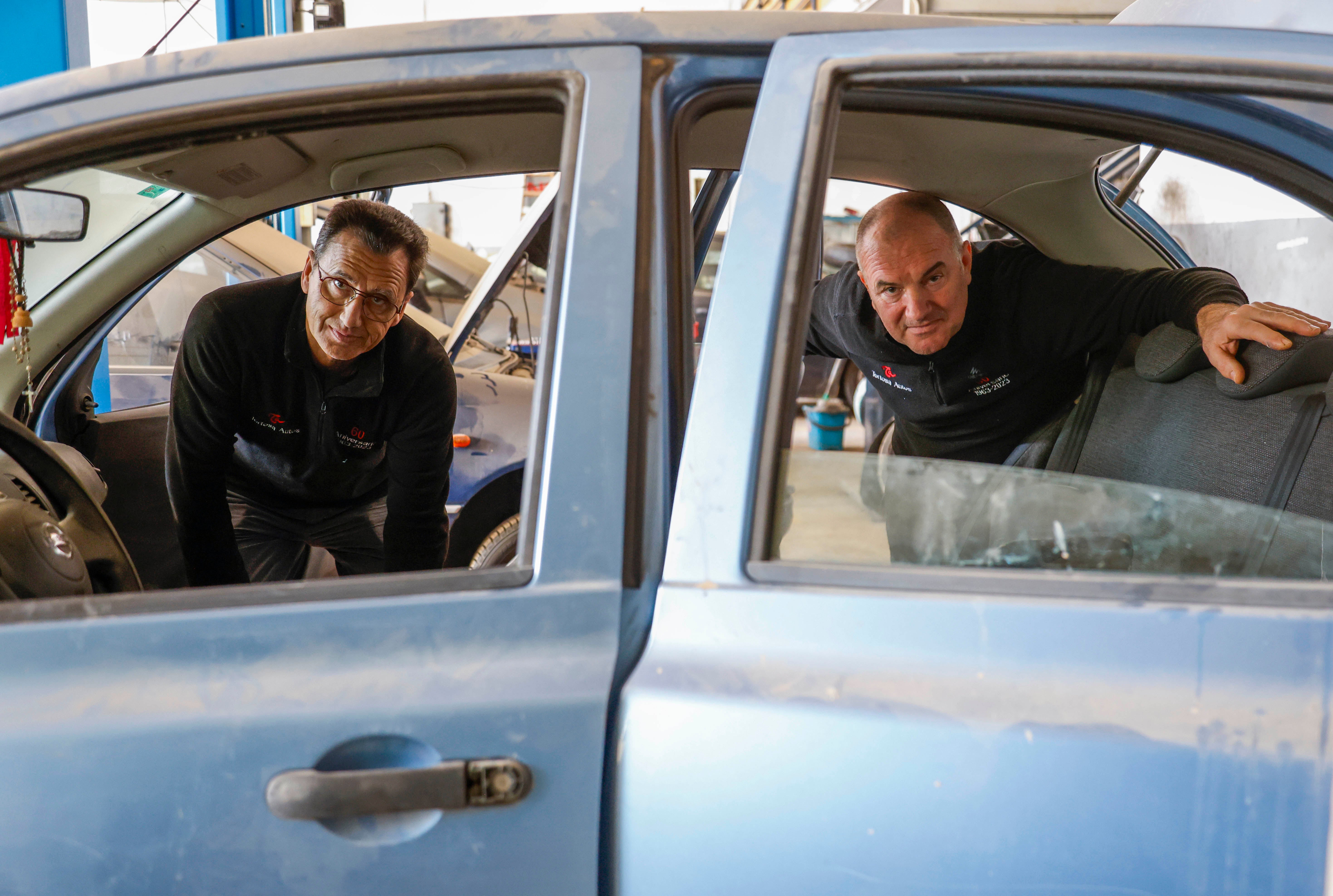 Imagen principal - El taller que arregla gratis los coches de los voluntarios de la DANA