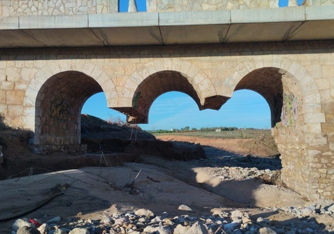 Insólita imagen de los daños sufridos por un puente.