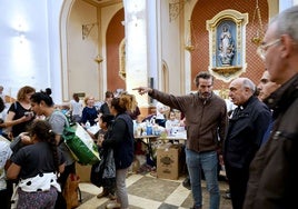 Benavent en una visita a la parroquia de La Torre.