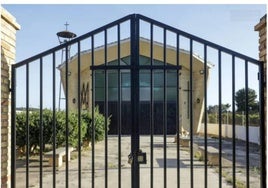 La puerta de la ermita del pantano de Torrent.