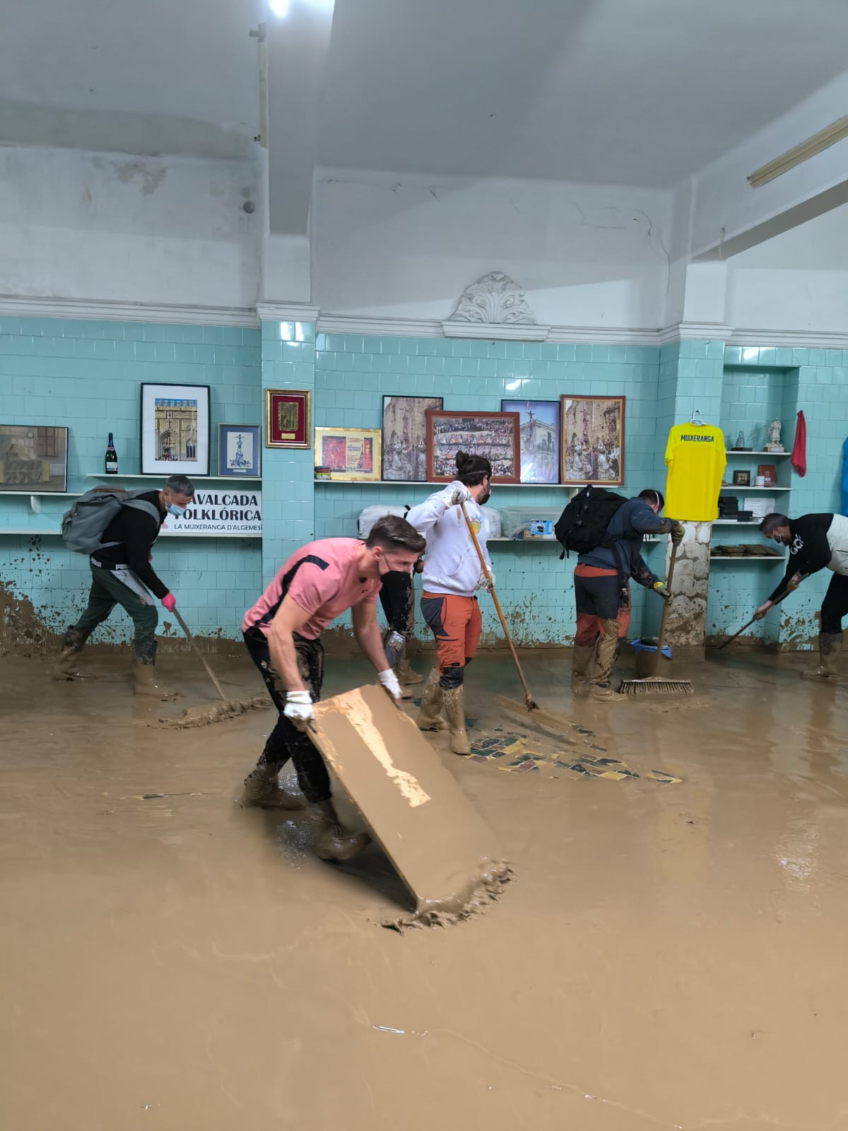 Imagen principal - Una alegría para la Muixeranga de Algemesí tras sus peores semanas