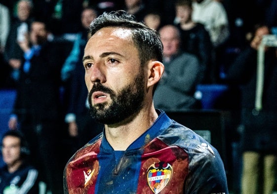 Morales, durante el partido contra el Elche, con la elástica manchada de barro.