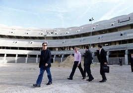 Peter Lim, en una visita al nuevo estadio de Mestalla.