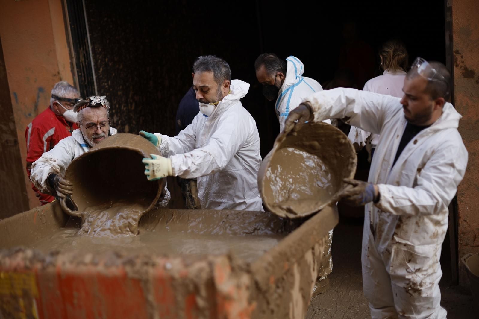 Paiporta lucha contra el barro de la DANA