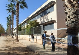 Alumnos de Bachillerato salen del instituto en Paiporta.