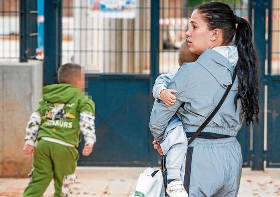 Una madre junto a su bebé a las puertas del CEIP El Rajolar de Aldaia.