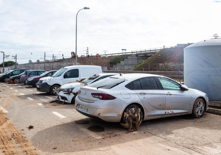 Depósitos albergan miles de coches destrozados por la DANA en Valencia.