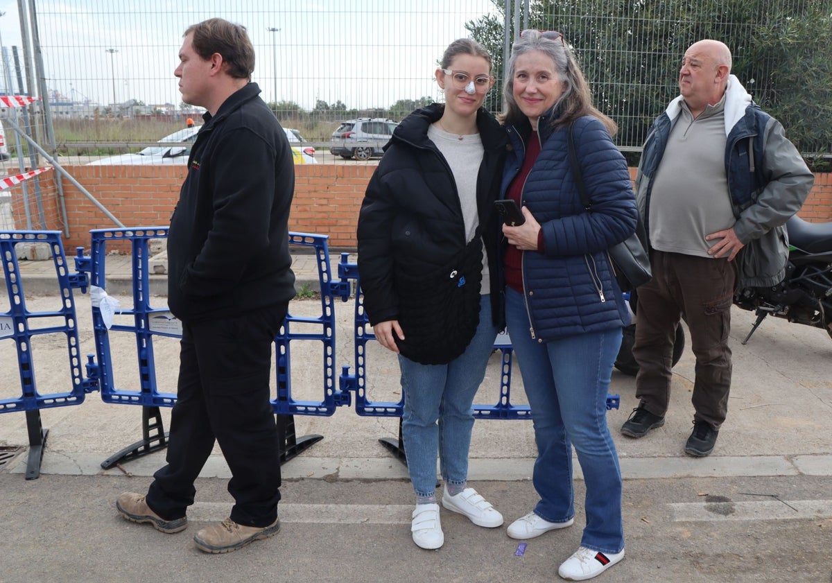 Imagen principal - María Ángeles Alonso y su hija; SergioBartual y Elisabet Álvarez y Juan Carlos Medina.