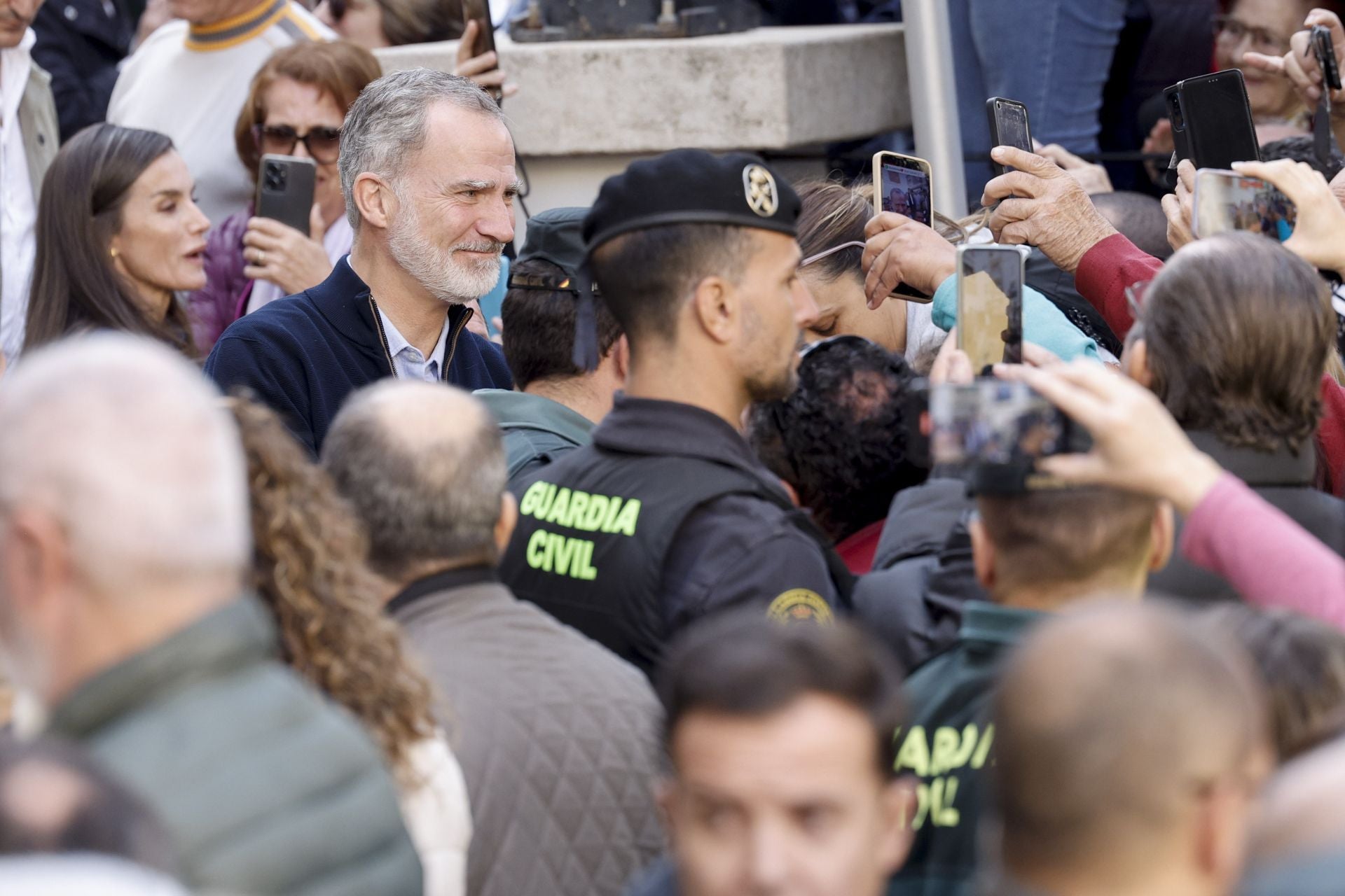 Los Reyes visitan Chiva y se reunen con los voluntarios y afectados