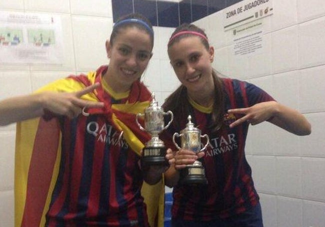 Esther Romero, a la izquierda, con la Copa de la Reina de 2014, uno de los trofeos que han quedado deteriorados por la DANA.