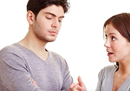 ¿Qué significa que una persona interrumpa constantemente una conversación?