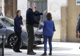 Los Reyes visitan Chiva y se reunen con los voluntarios y afectados